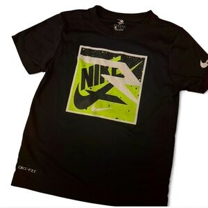 Kids Nike DRI Fit Tshirt
Hi-vis and black